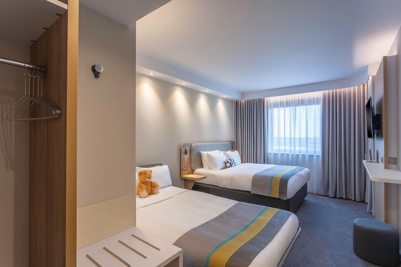 Holiday-Inn-Express-Hotel-Dublin-Airport-Room-11