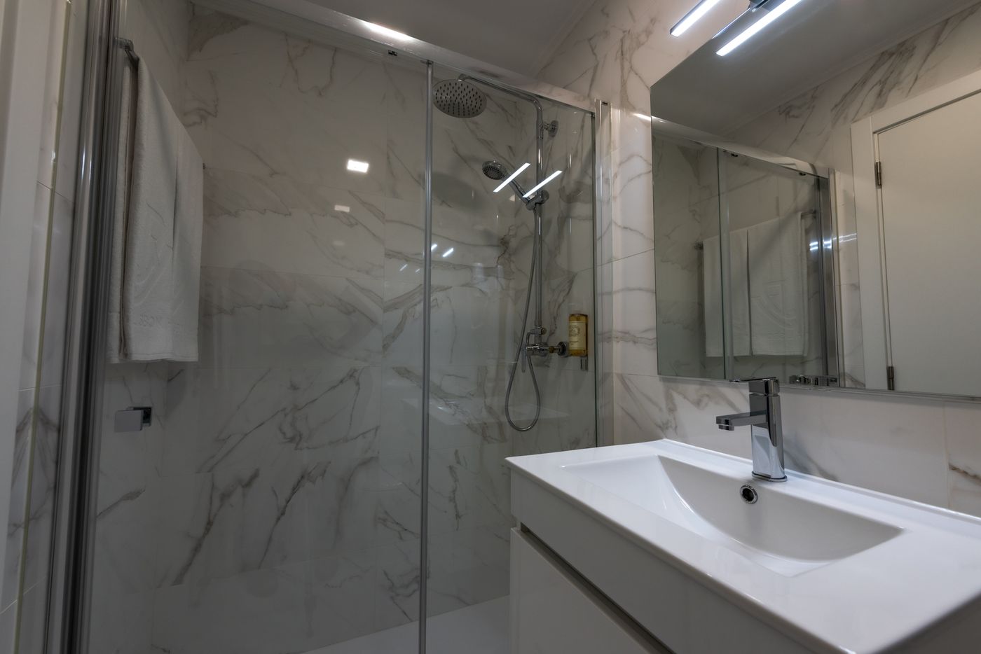 Dinya-Lisbon-Hotel---Lounge-Bar-Room-35