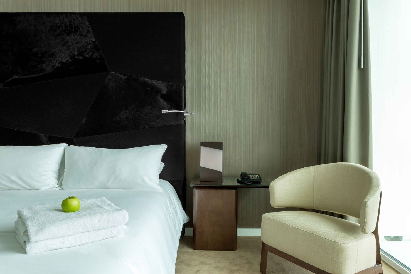 Room-Mate-Aitana-Room-49