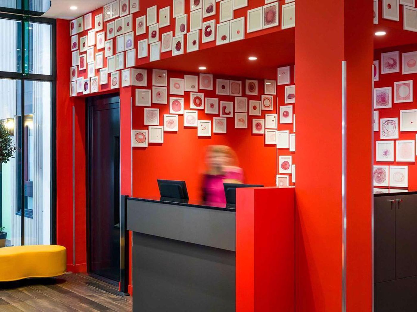 ibis-Styles-Paris-La-Defense-Courbevoie-Lobby-17