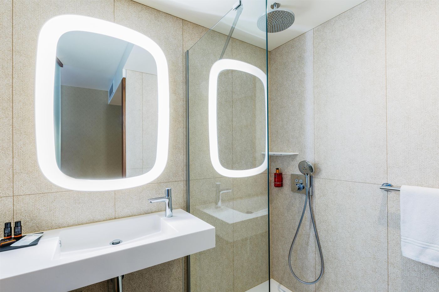 Oceania-Paris-Porte-De-Versailles-Room-42