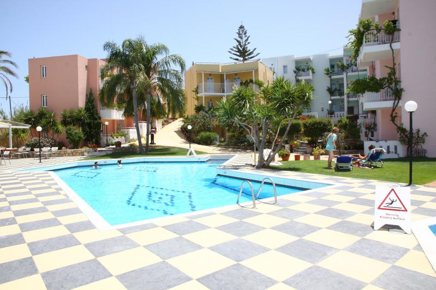 Bellos-Hotel-Apartments-Pool-4