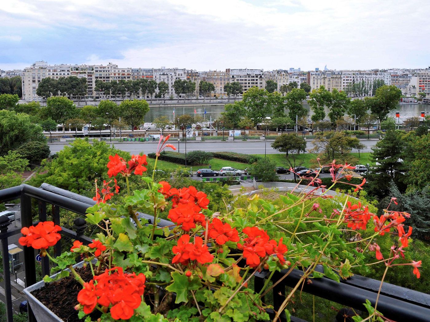 Hotel-Mercure-Paris-Tour-Eiffel-Pont-Mirabeau-Room-1