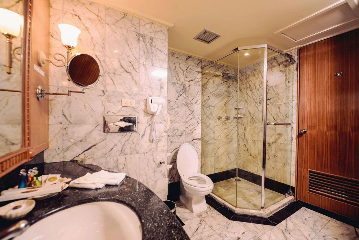 Montien-Riverside-Bangkok-Hotel-Room-51