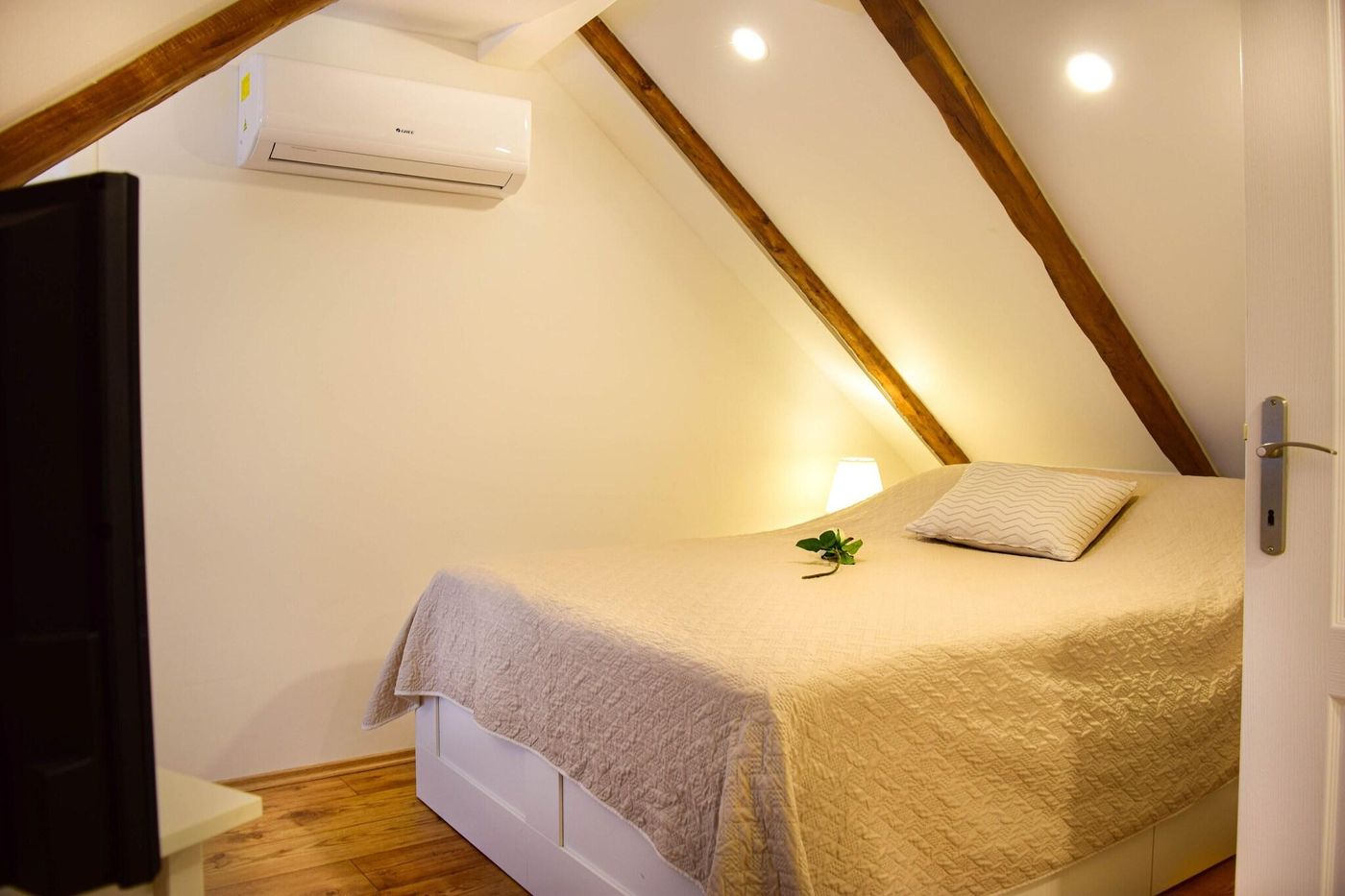 Rilati-Old-Town-Palace-Room-22