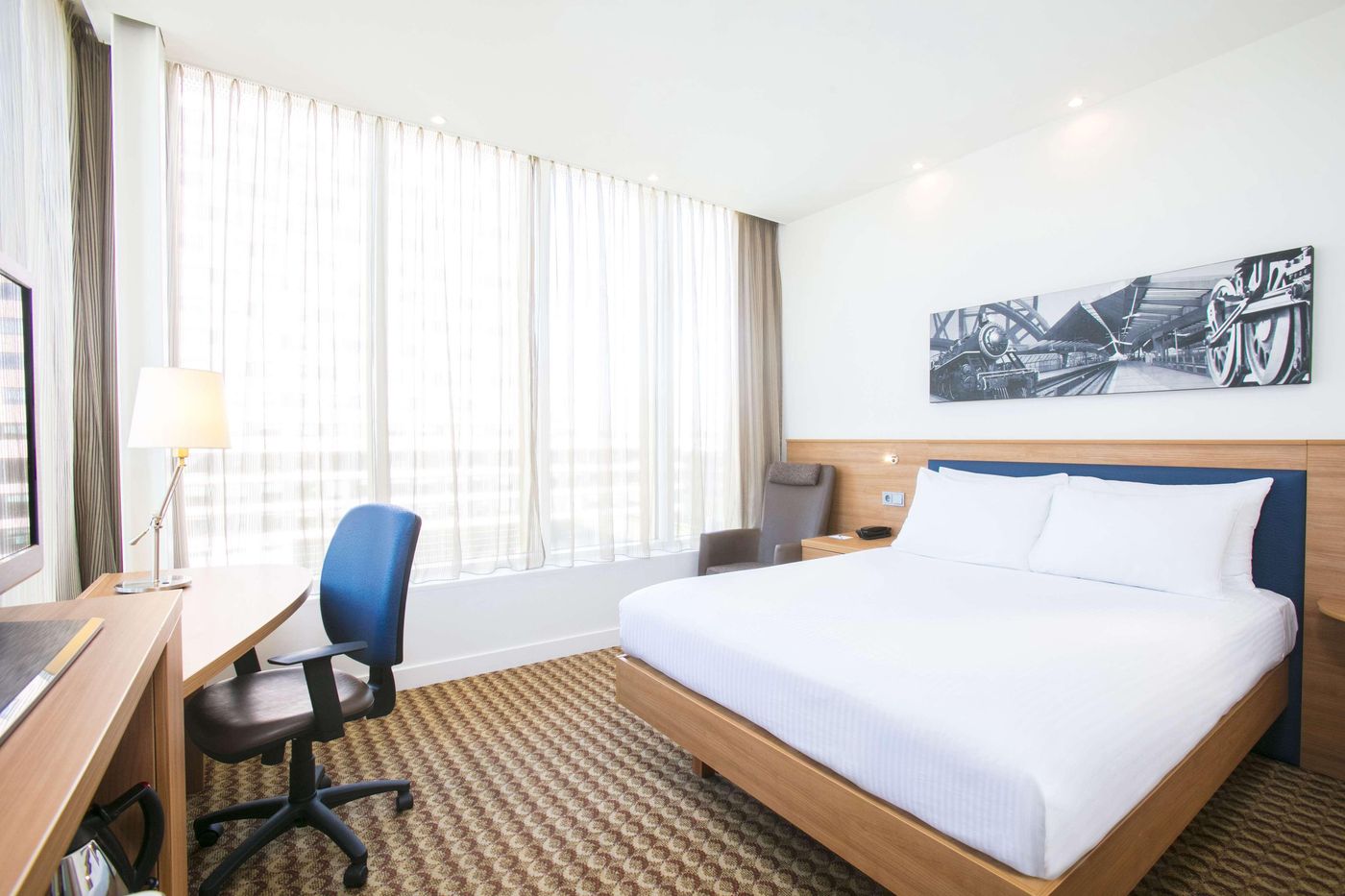 Hampton-by-Hilton-Amsterdam---Arena-Boulevard-Room-32