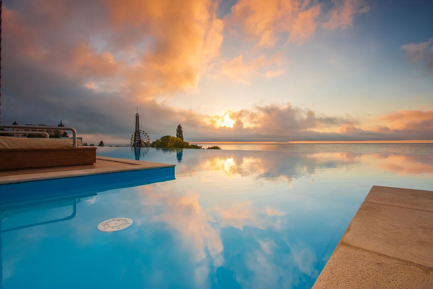 International-Hotel-Casino---Tower-Suites-Pool-9