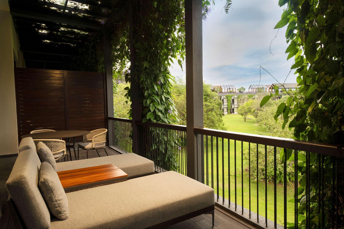 DoubleTree-by-Hilton-Weerawila-Rajawarna-Resort-Room-17