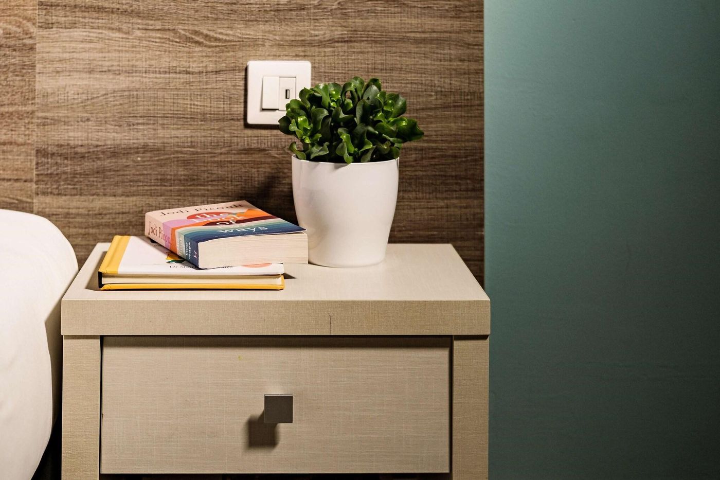 Hotel-115-The-Strand-Hotel-and-Suites-Room-35