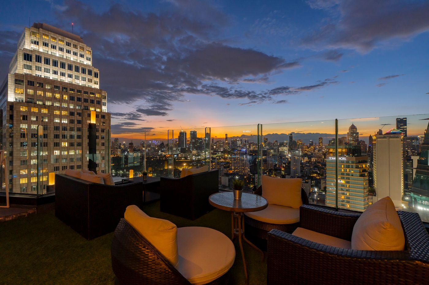 The-Continent-Hotel-Sukhumvit---Asok-BTS-Bangkok-Terrace-56