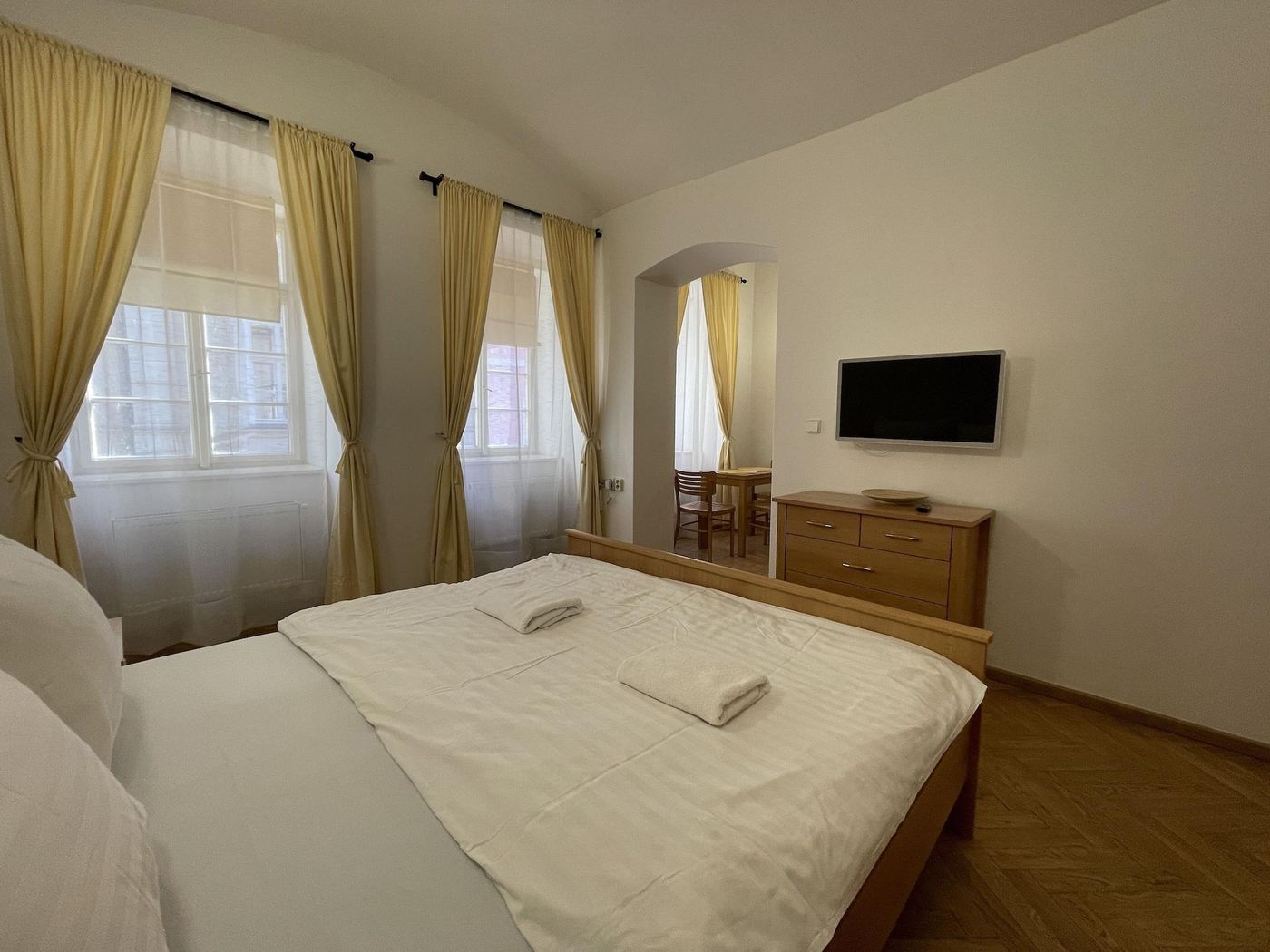 Boutique-Apartments-White-Swan-Room-53