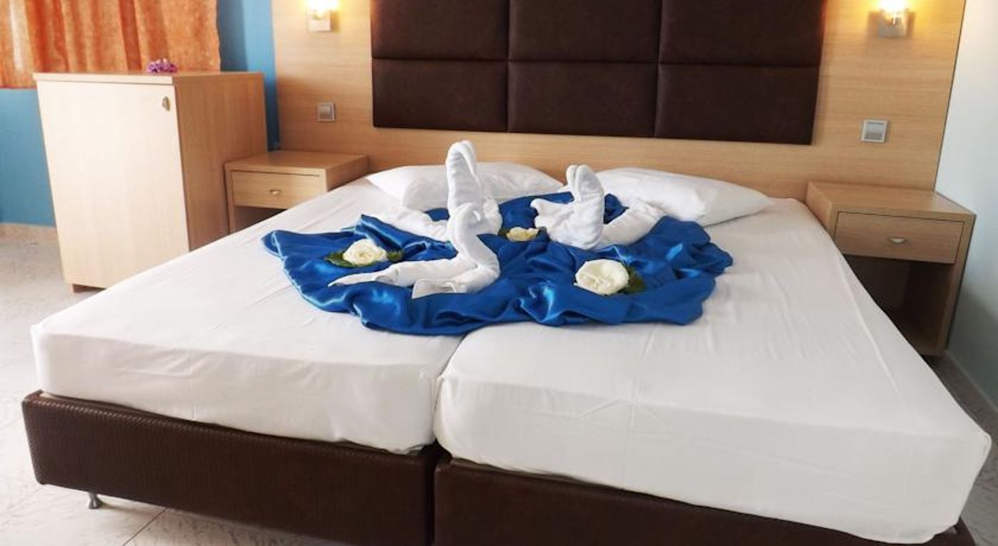 Leonidas Hotel And Studios