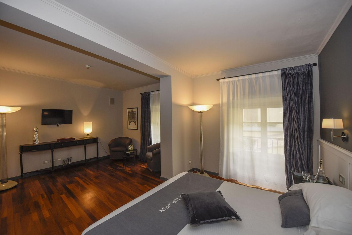 The-Tuscanian-Hotel-Room-22