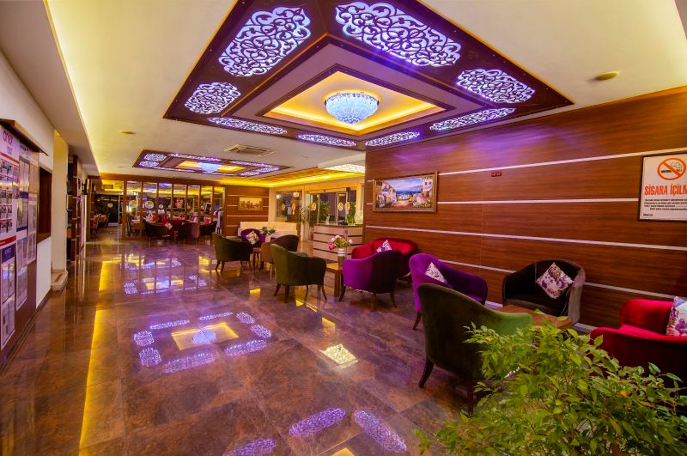 Kleopatra-Blue-Hawaii-Hotel-Lobby-7