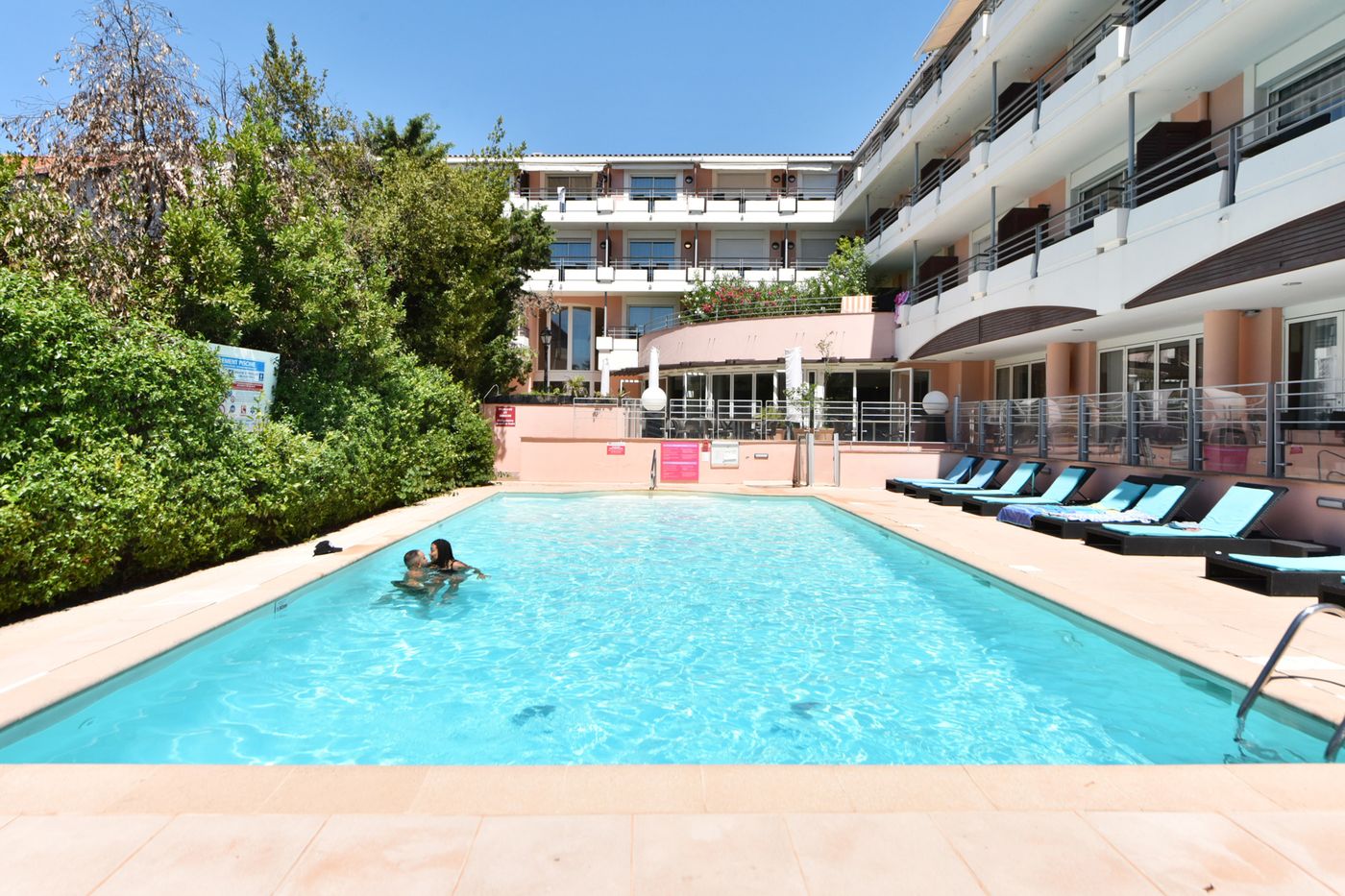Appart-City-Confort-Cannes-Le-Cannet-Pool-2