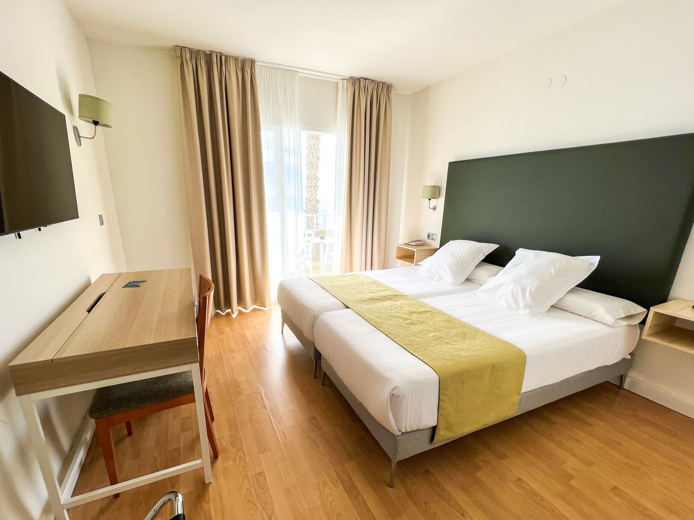 Fay-Victoria-Beach-Room-15