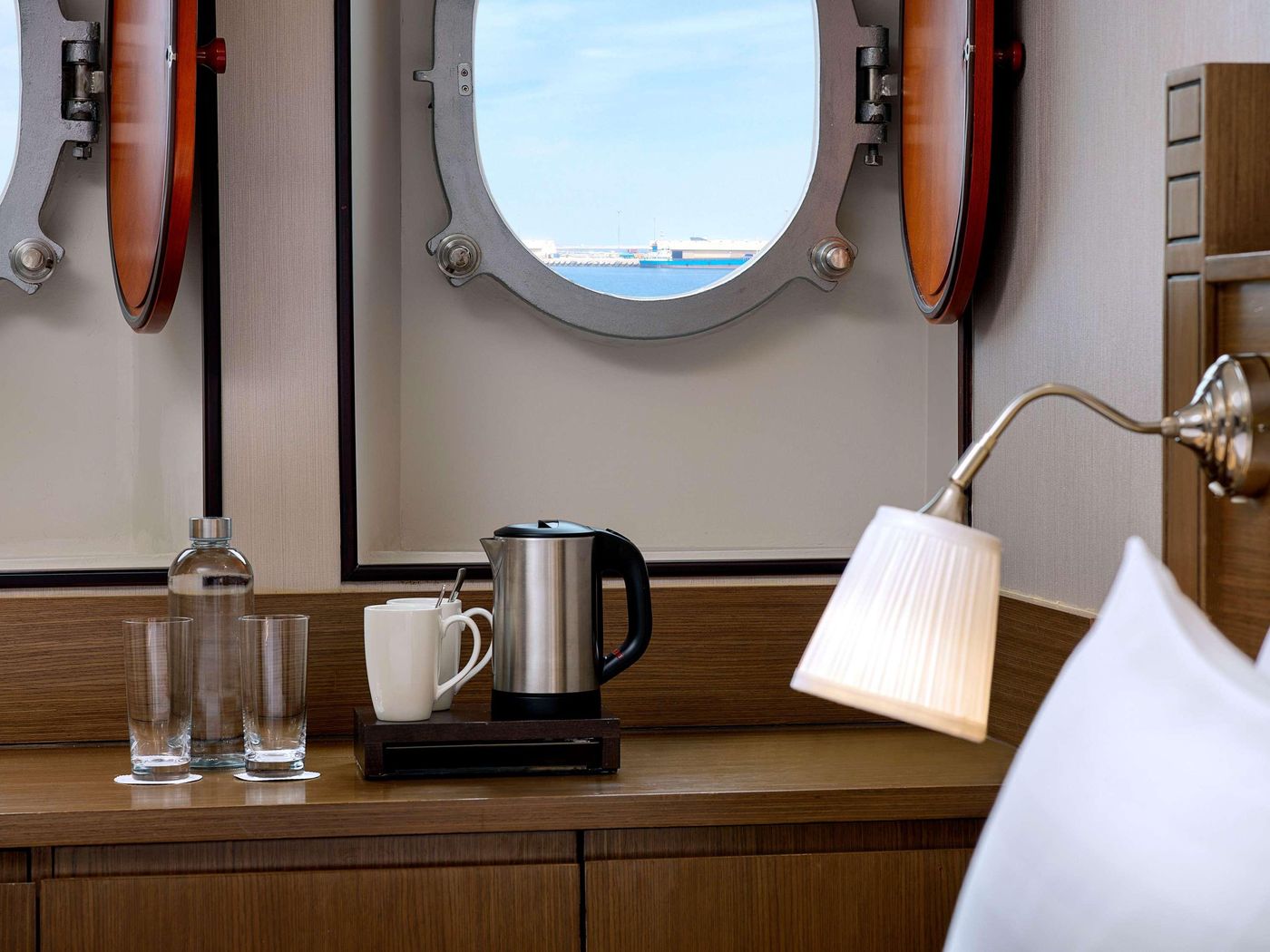 Queen-Elizabeth-2-Hotel-Room-43