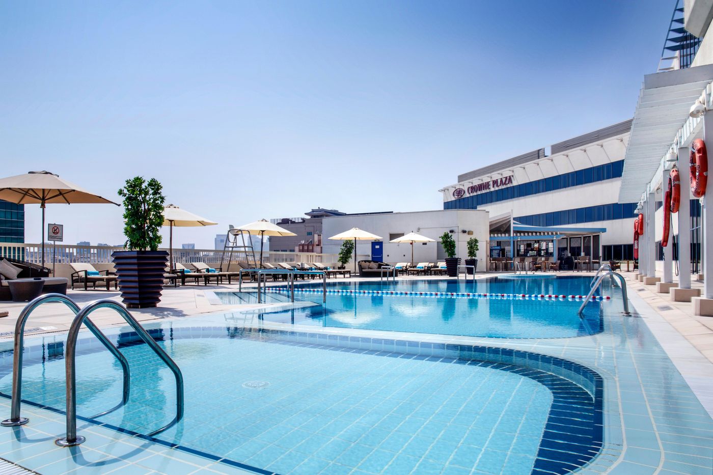 Hotel-Crowne-Plaza-Deira-Pool-1