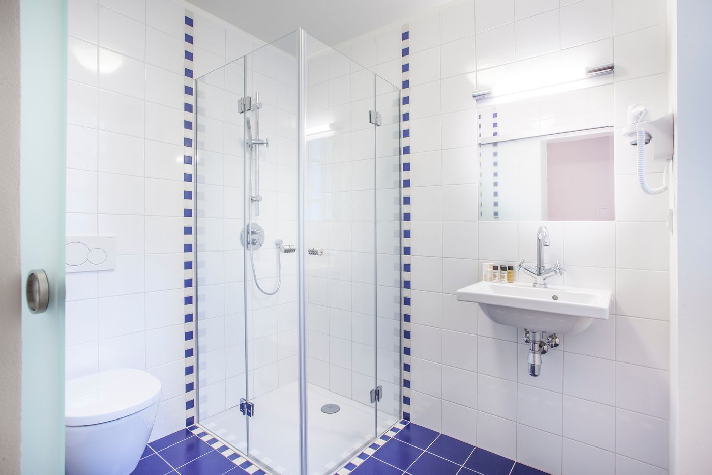 Hotel-at-The-White-Lily-Room-8