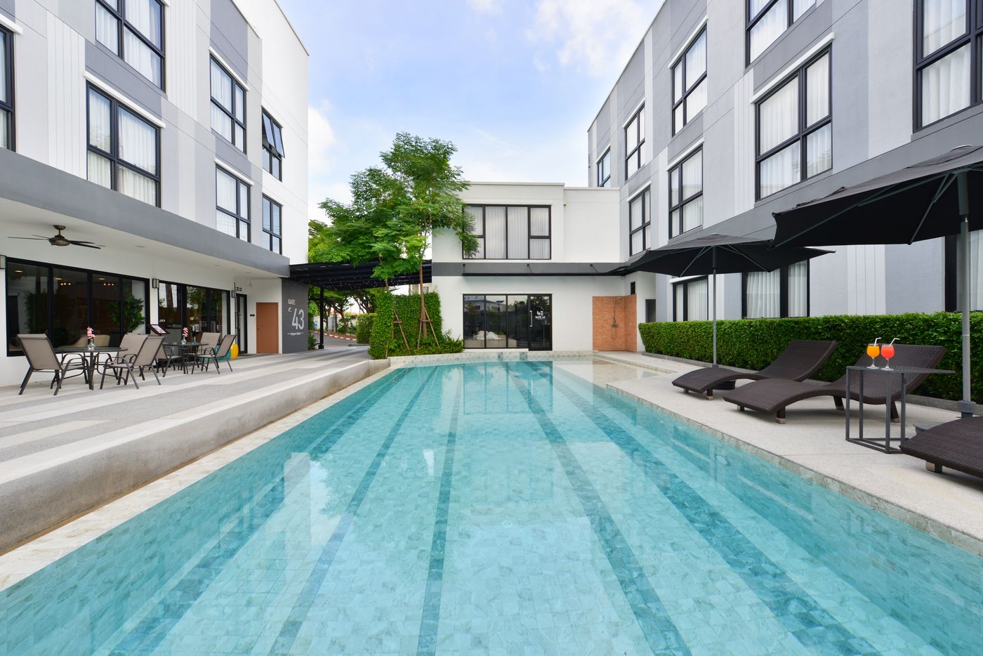 Gate43-Airport-Hotel-Pool-2