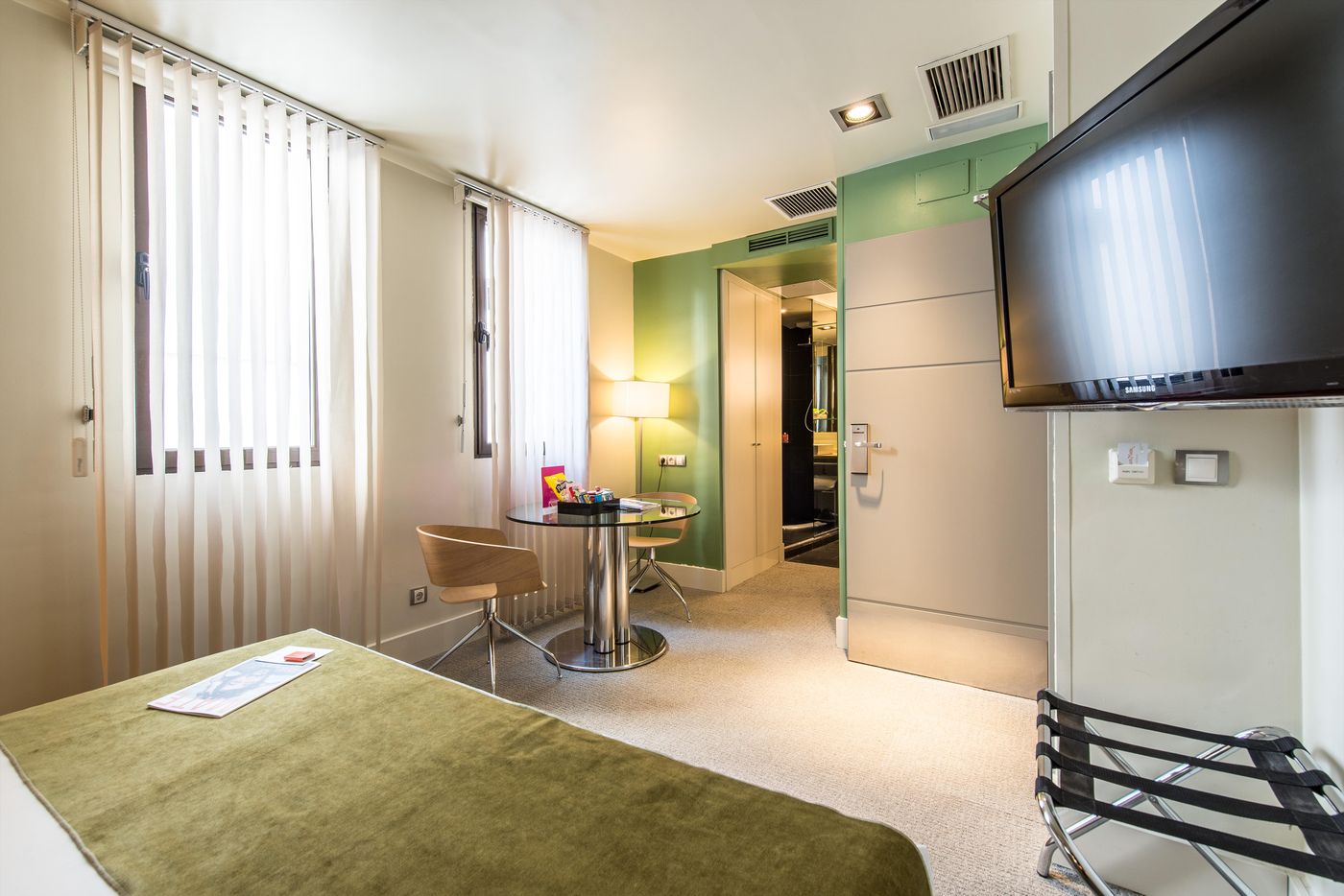 Room-Mate-Alicia-Room-7