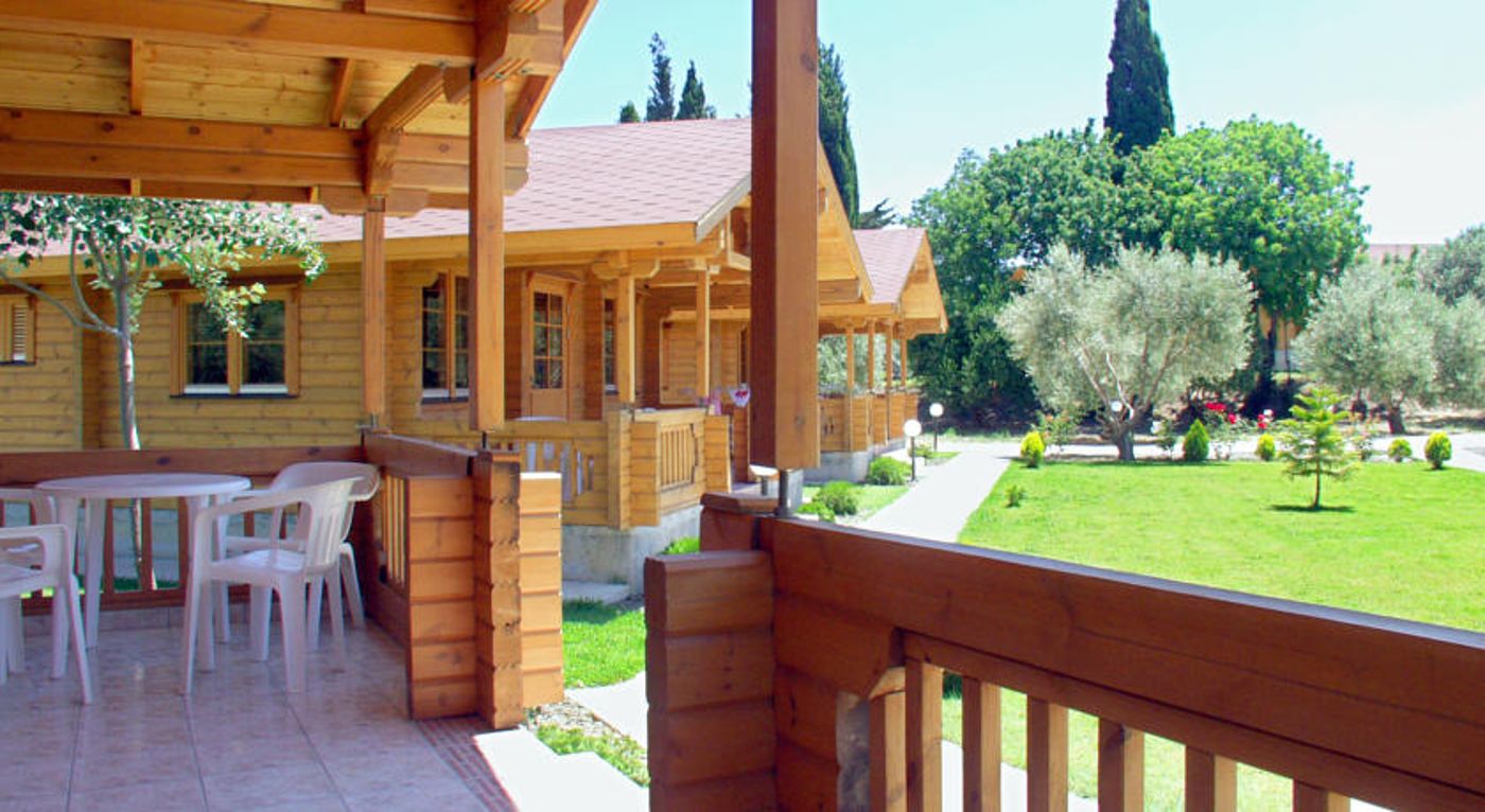 Sandy's Studios & Log Villas