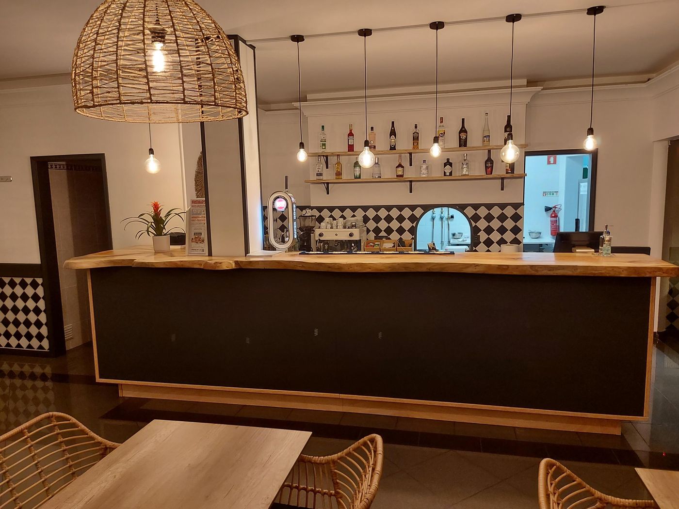 Ponta-Grande-Vila-Do-Castelo-Restaurant-28