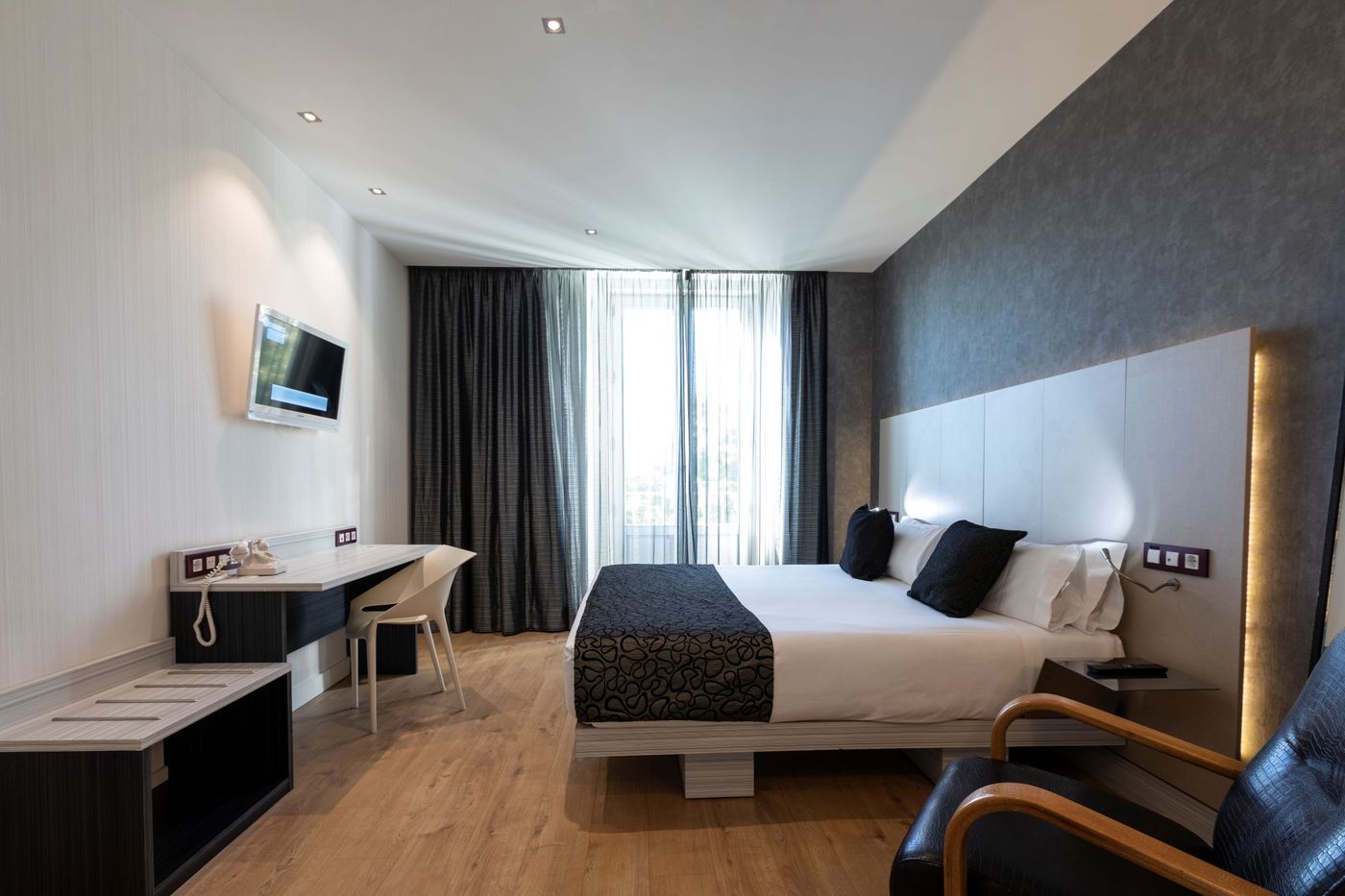 Petit-Palace-Santa-Barbara-Room-17