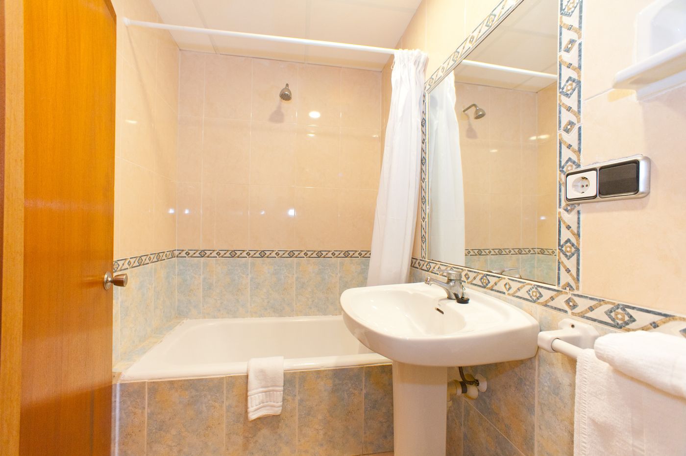 The-Red-Hotel-by-Ibiza-Feeling-Room-22