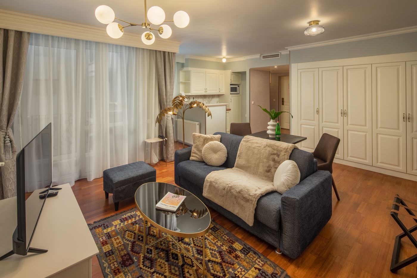 Queen-s-Court-Hotel-and-Residence-Room-24