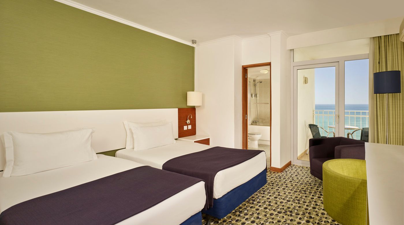 Holiday-Inn-Algarve-Room-8