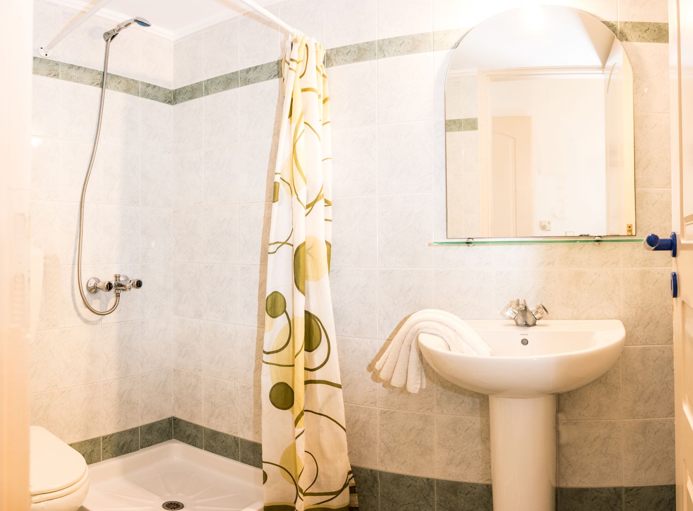 Uncle-George-Studios---Apartments-Room-16