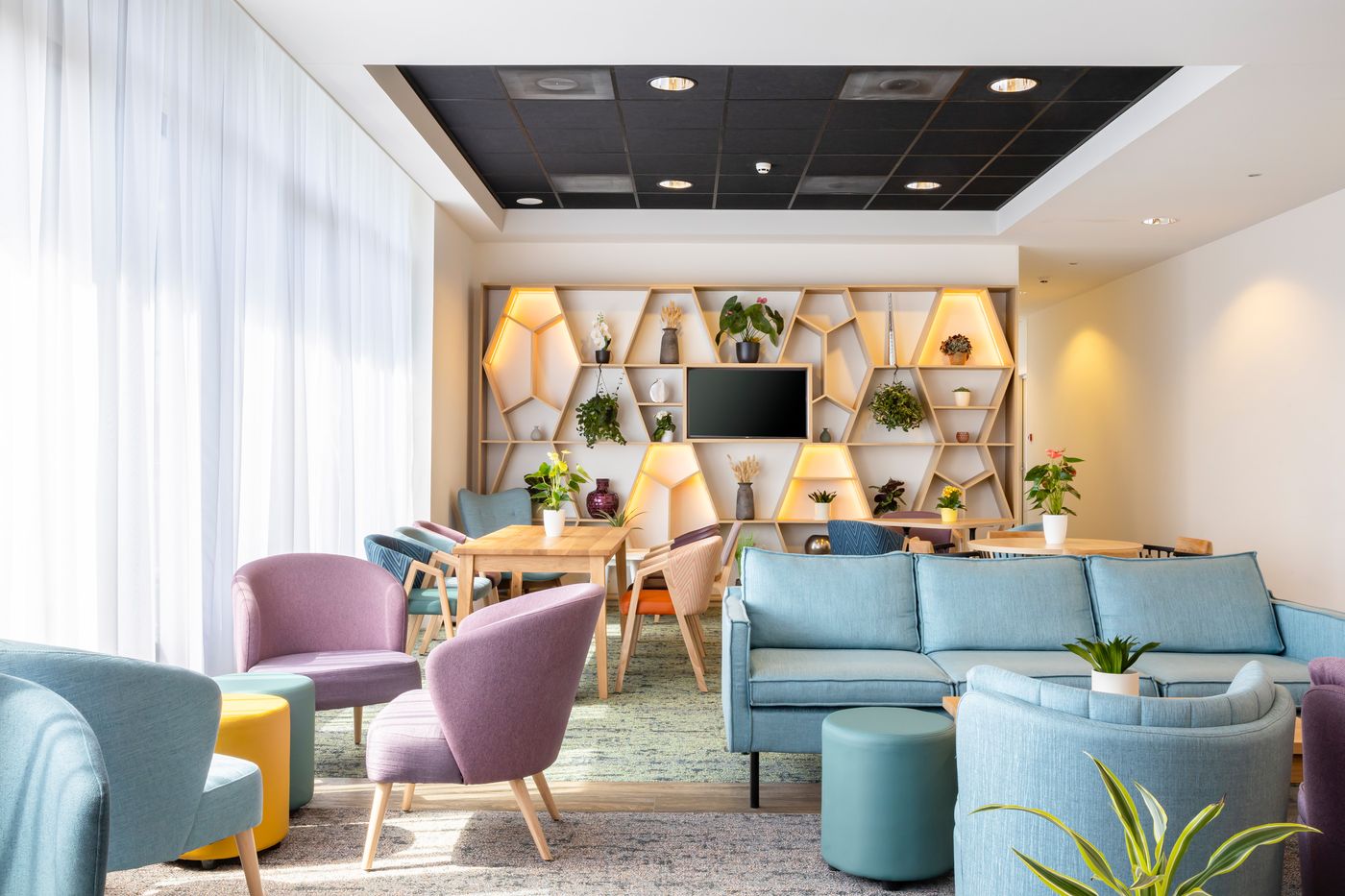 Hampton-by-Hilton-Amsterdam-Airport-Schiphol-Lobby-14