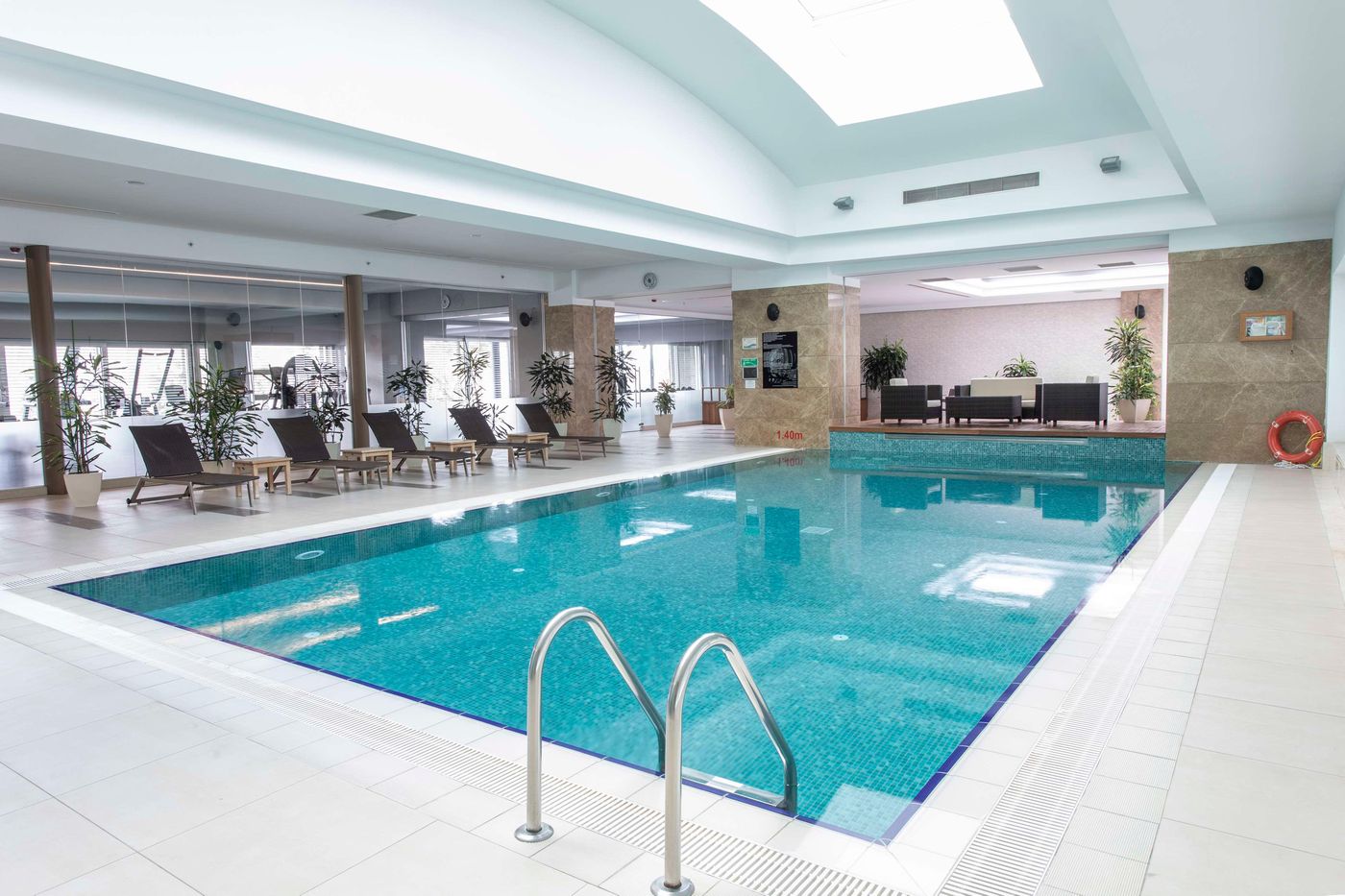 Radisson-Residences-Avrupa-Tem-Istanbul-Pool-30