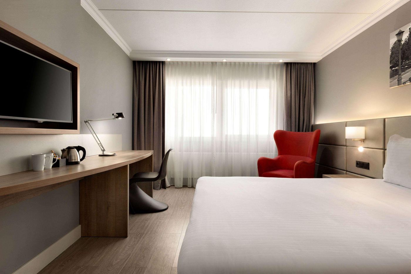 Ramada-by-Wyndham-Amsterdam-Airport-Schiphol-Room-21