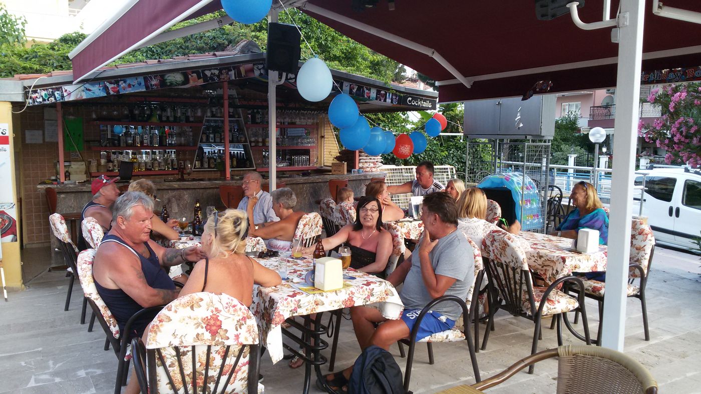 Family-Apart-Restaurant-8