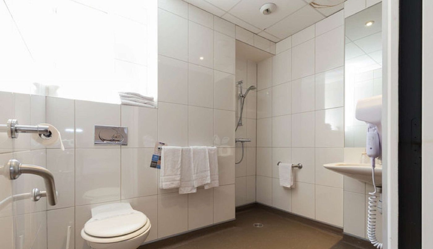 Kyriad-Nice-Centre-Gare-Room-24