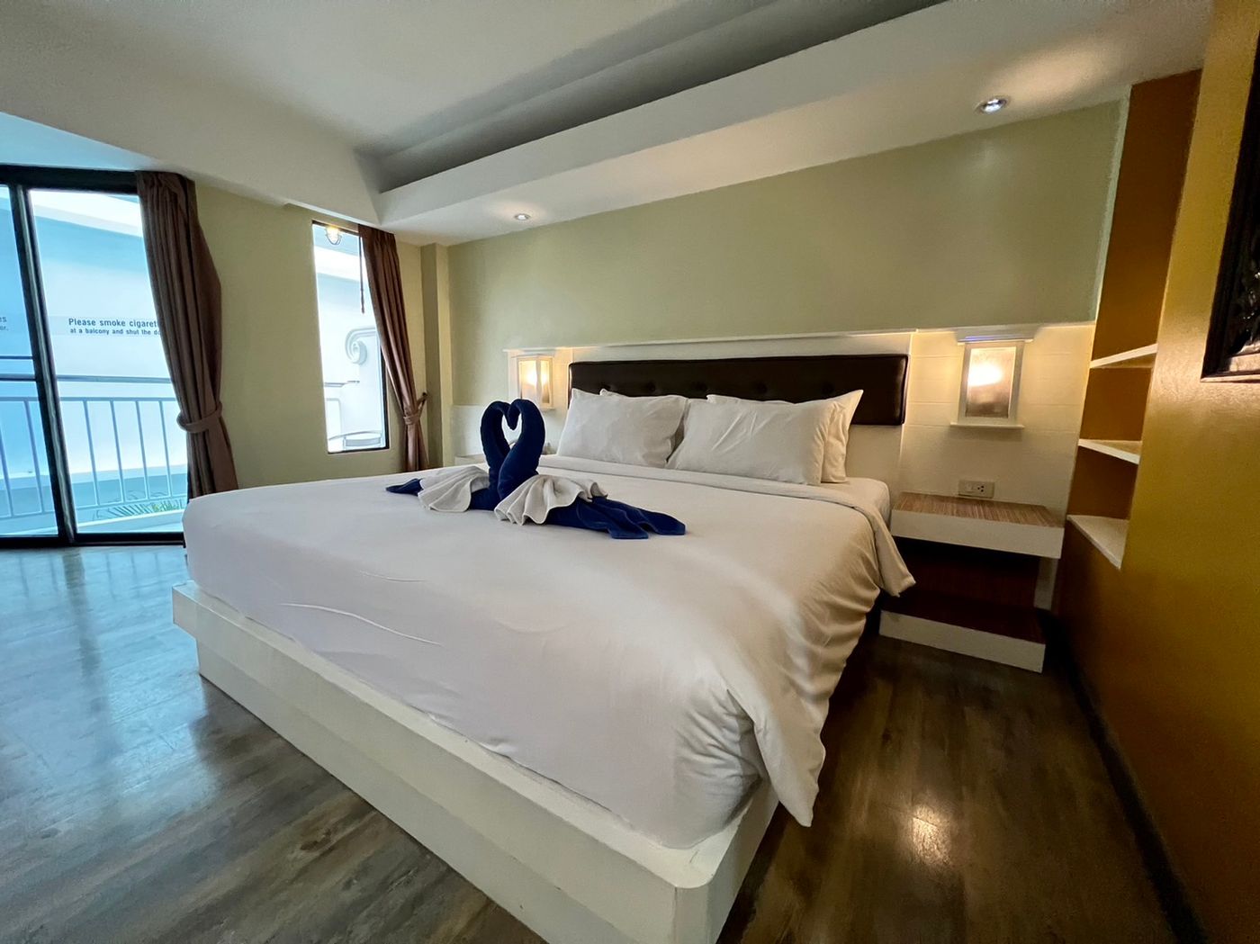 LA-Vintage-Resort--Former-Poppa-Palace--Room-14