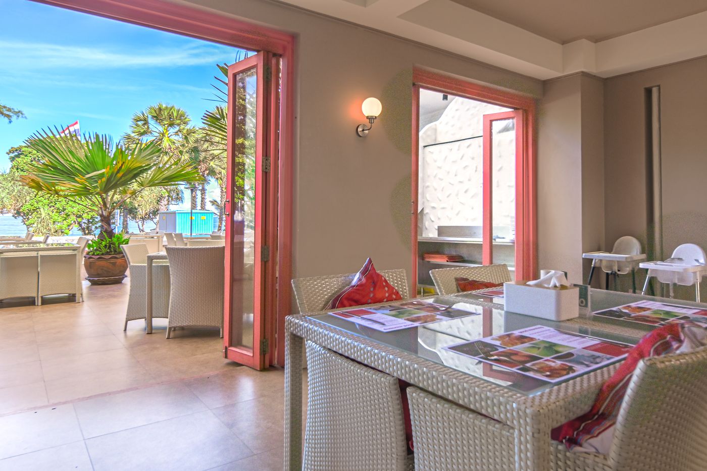 Ramada-by-Wyndham-Phuket-Southsea-Restaurant-60