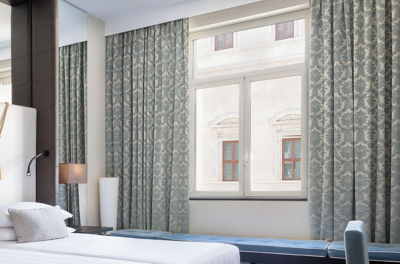 Sina-Bernini-Bristol--Autograph-Collection-Room-53