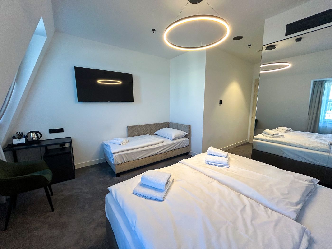 The-Gold-Bank-Room-5