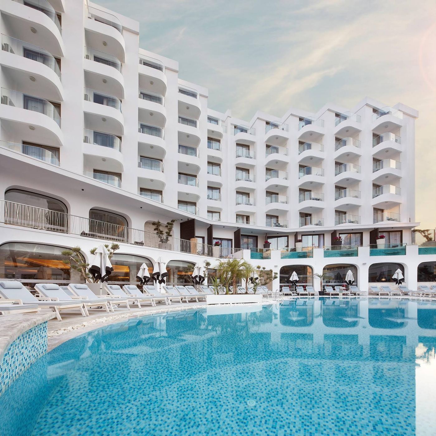 Lalila-Blue-Suites-Pool-2