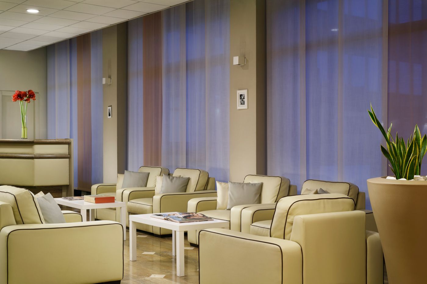 Atahotel-Contessa-Jolanda-Residence-Lobby-12