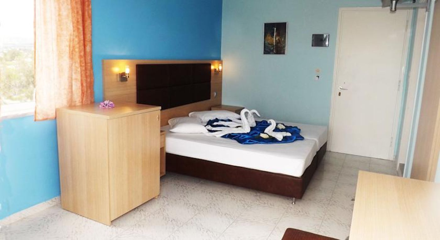 Leonidas Hotel And Studios