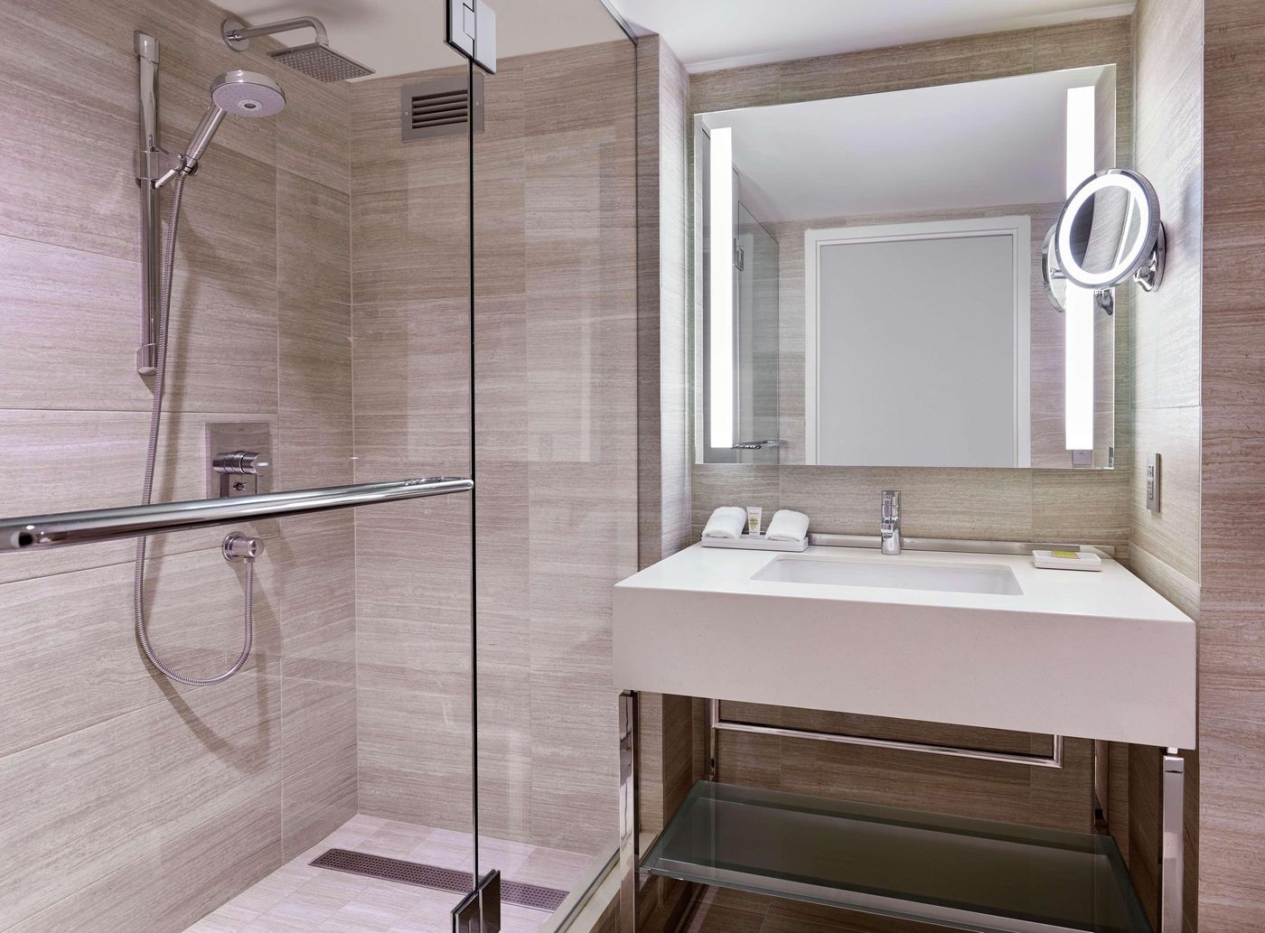 Millennium-Hilton-New-York-One-UN-Plaza-Room-72