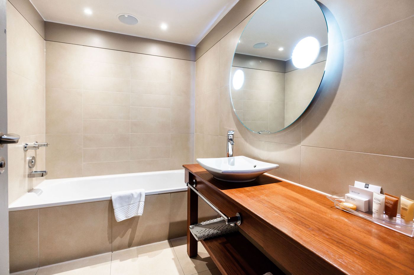 The-Royal-Yacht-Room-24