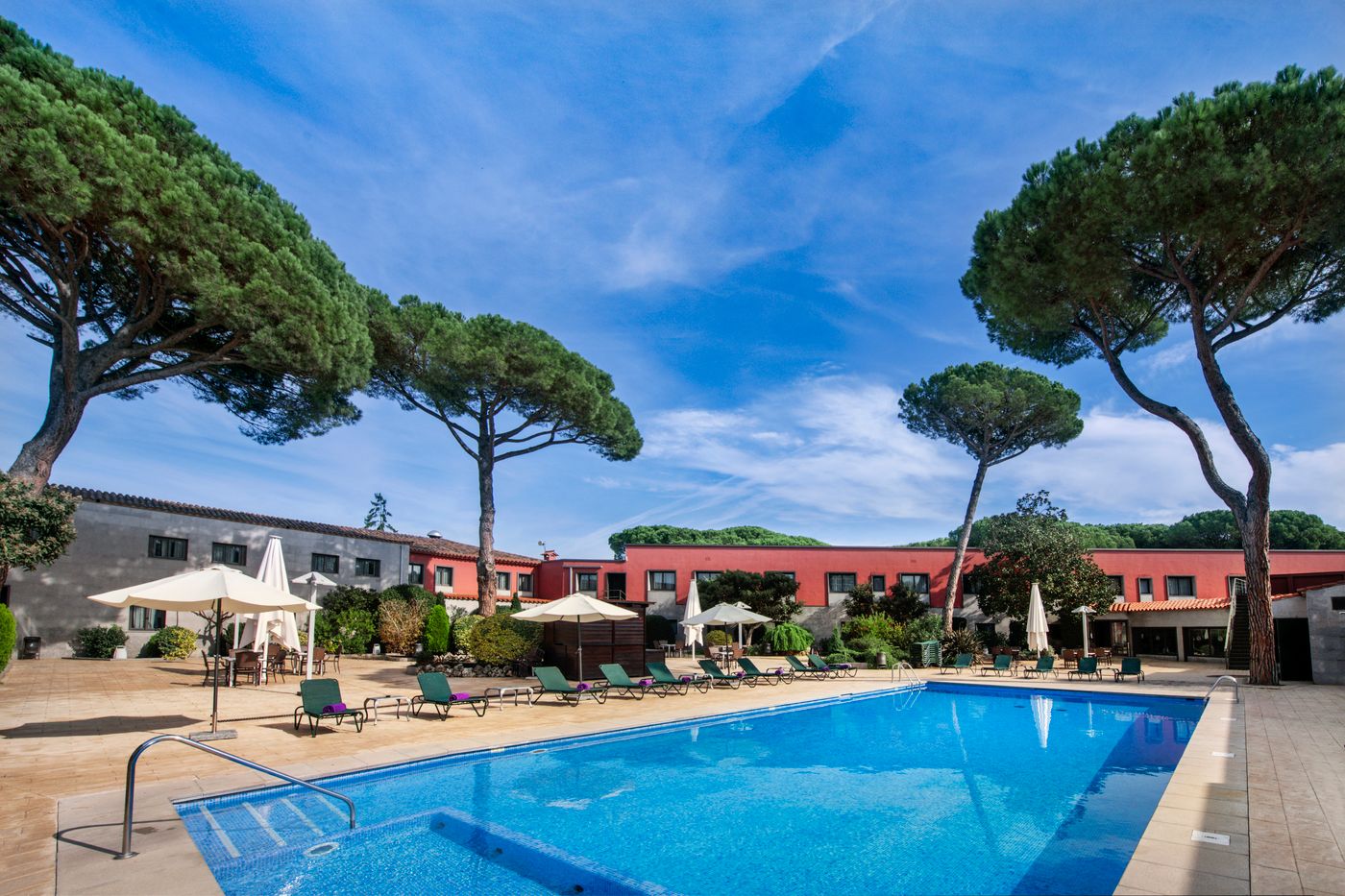 Salles-Hotel-Aeroport-de-Girona-Pool-2