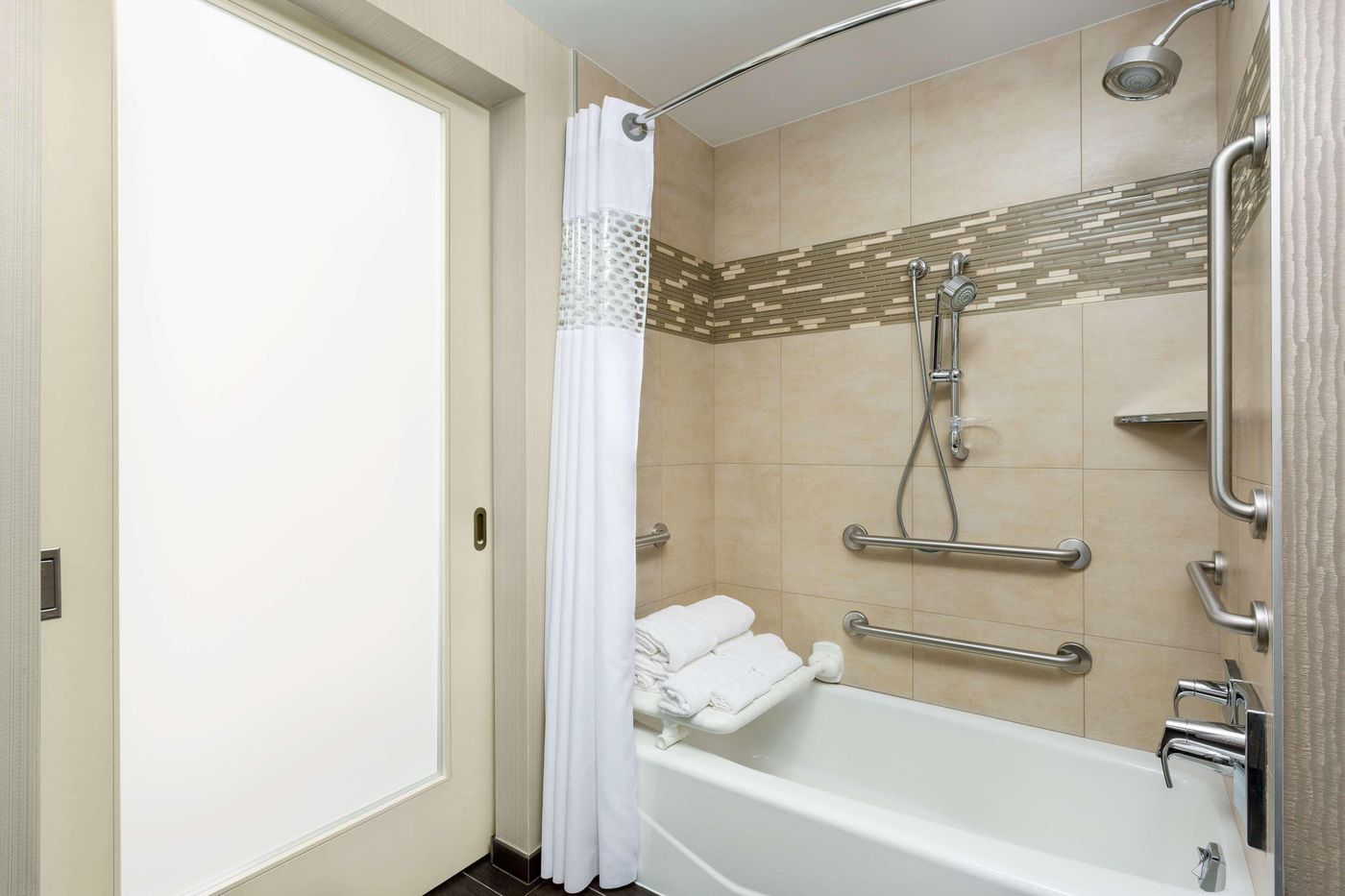 Hampton-Inn-Manhattan-Times-Square-Central-Room-16