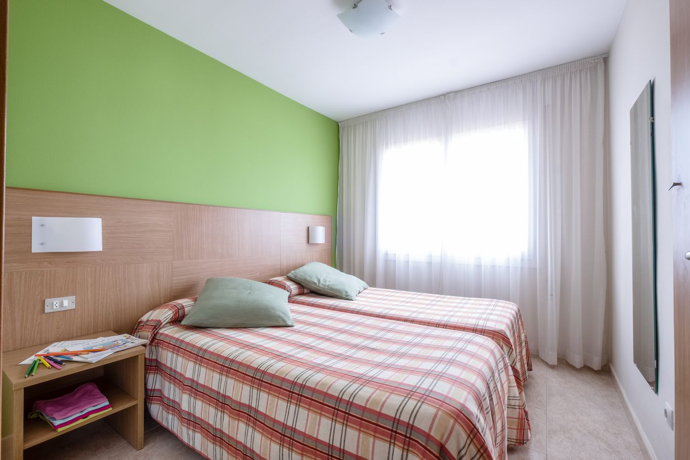 California-Apartments-III-Y-IV-Room-17