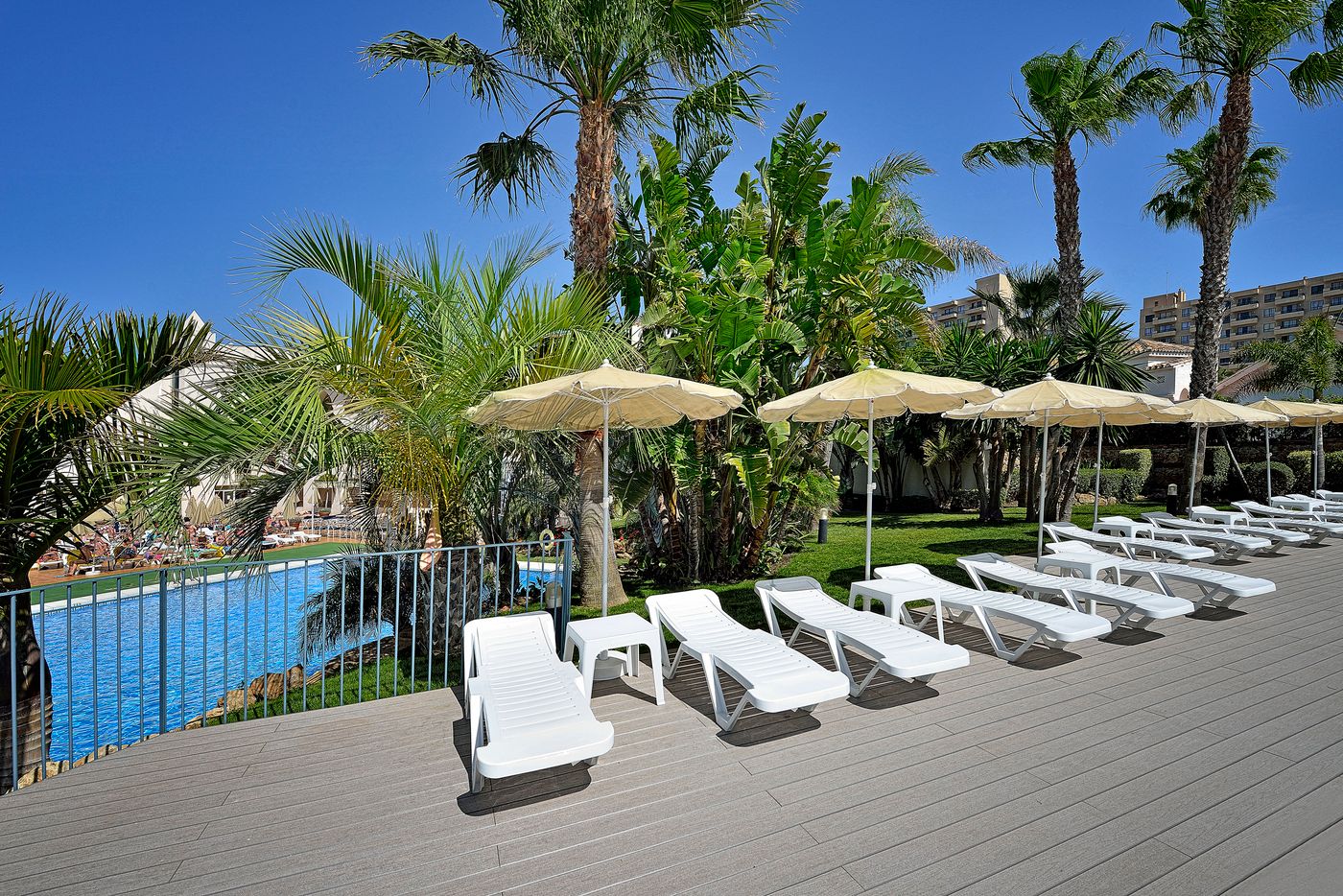 Mac-Puerto-Marina-Benalmadena-Pool-6